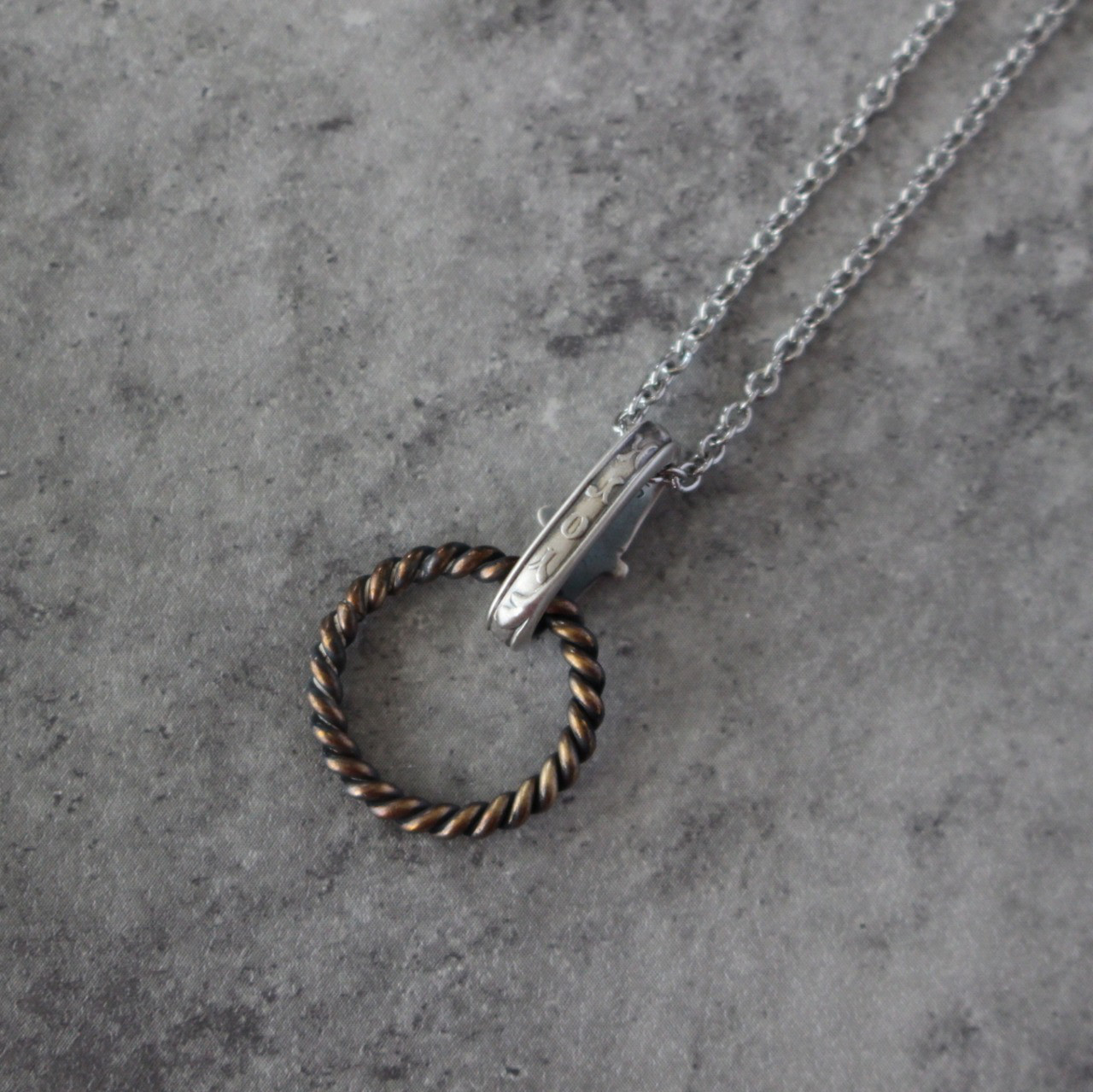 シルバーと真鍮のコントラストがこなれ美しいネックレス＠メガネホルダーにも