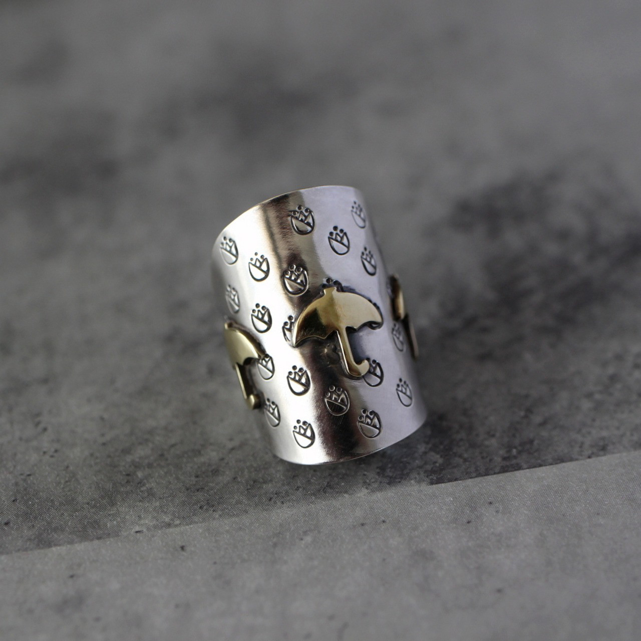 雨露に濡れるチューリップ