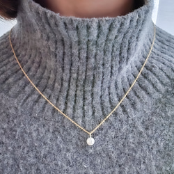 上品1粒パールの華奢ネックレス サージカルステンレス つけっぱなしOK プレゼント フォーマル　スキンネックレス 3枚目の画像