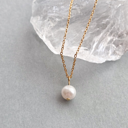 上品1粒パールの華奢ネックレス サージカルステンレス つけっぱなしOK プレゼント フォーマル　スキンネックレス 1枚目の画像