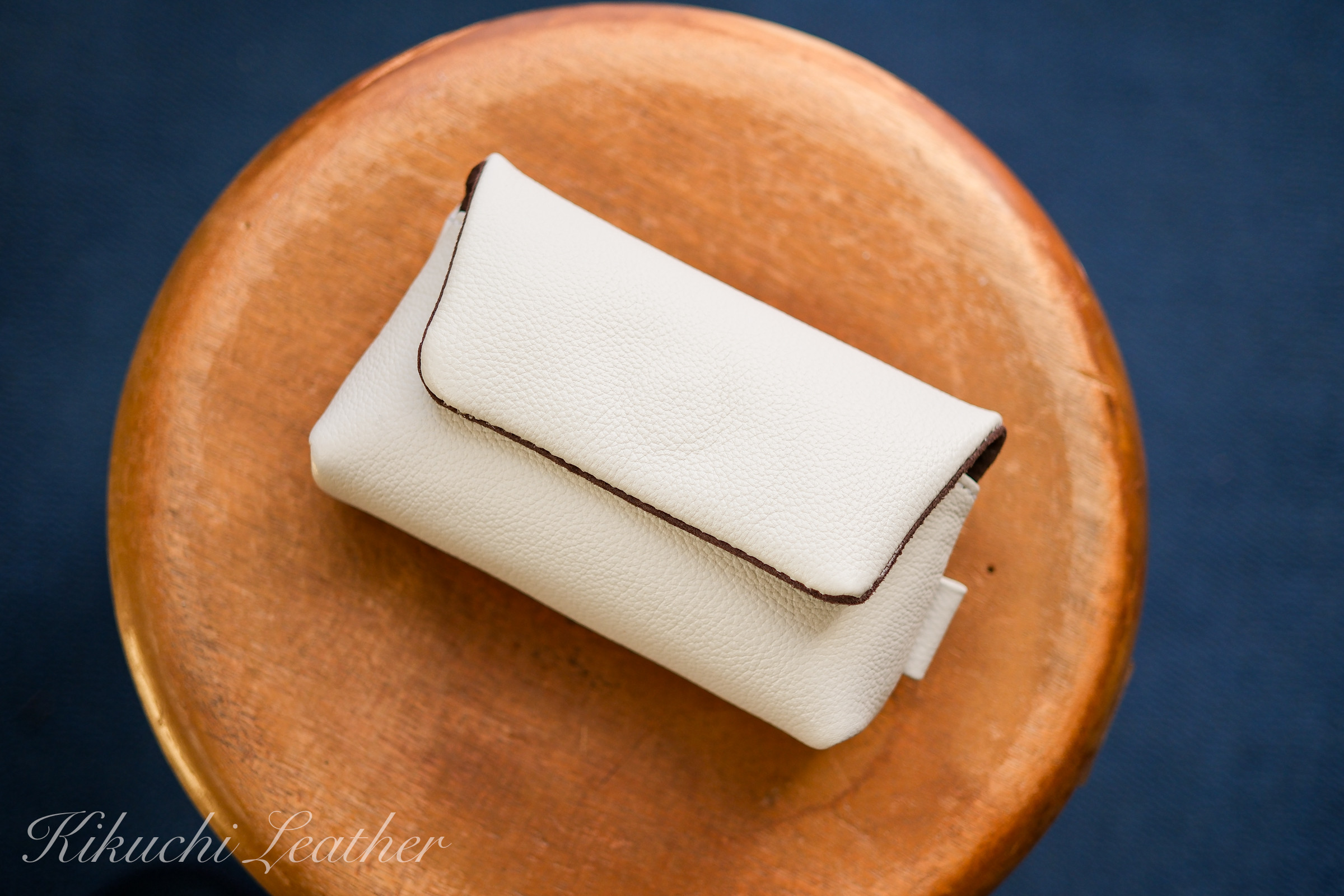 一点仕立て少し訳あり《LIONA》コンパクトカメラ用レザーカメラケース　Regular　ライトグレー　LE166