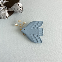 陶ブローチ【四つ葉のクローバーを運ぶ白い鳥】 ブローチ アトリエ