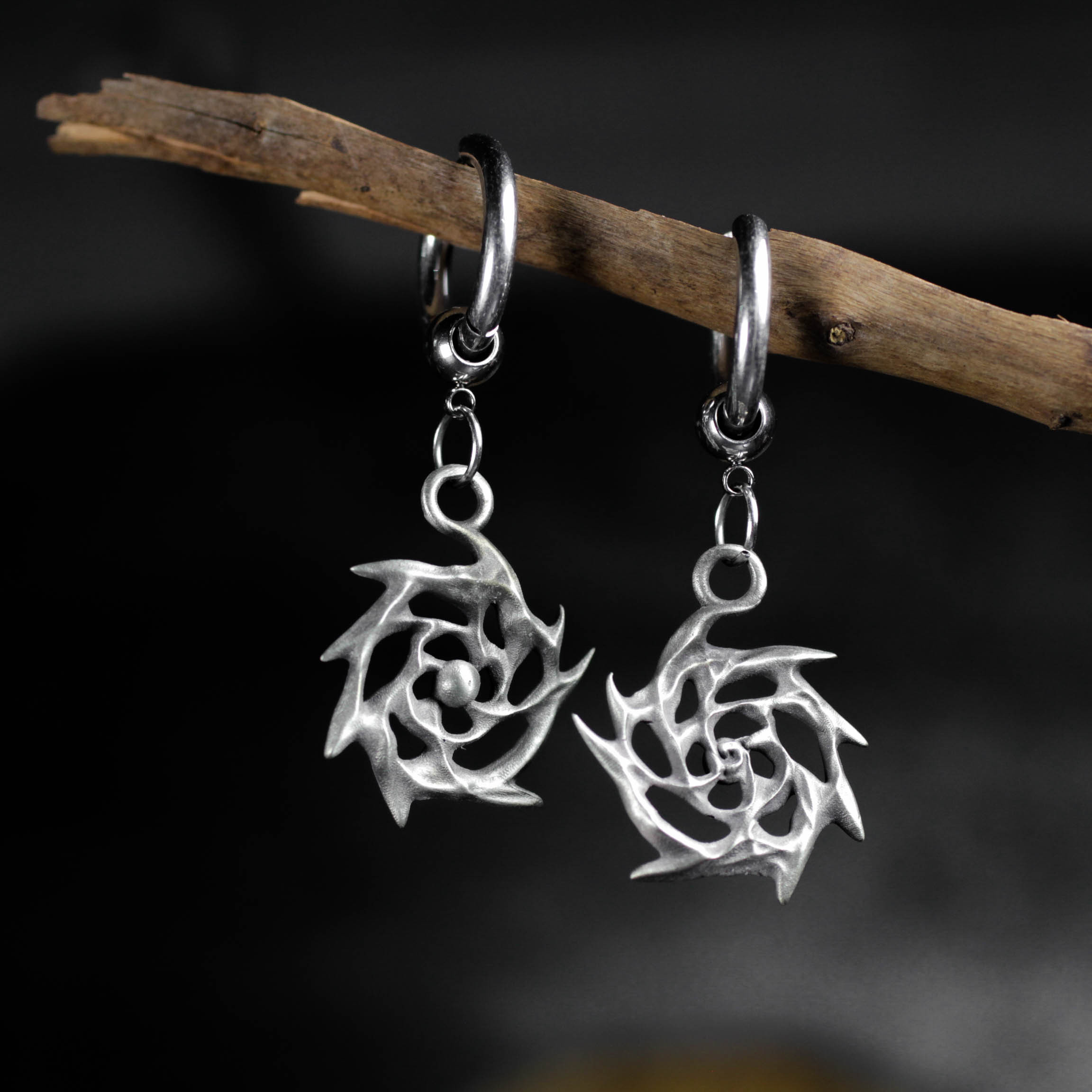 抽象的なスパイラルイヤリング - エッジの効いた芸術的なデザインのハンドメイドシルバーゴシックダングルジュエリー