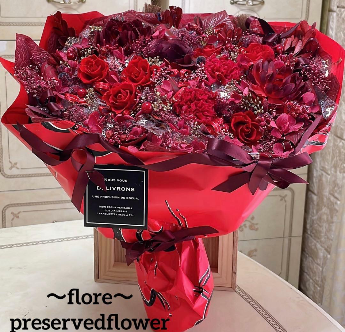 【送料無料、ラッピング込み】✨特大✨ボリュームのある花束✨赤バラプリザ＆カーネーション＆アーティフィシャル入