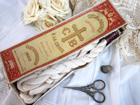 フランス　アンティーク　赤糸&白糸　サンプラー　刺繍　ガラス入り　額入り フランス アンティーク 赤糸&白糸 サンプラー 刺繍 ガラス入り 額入り