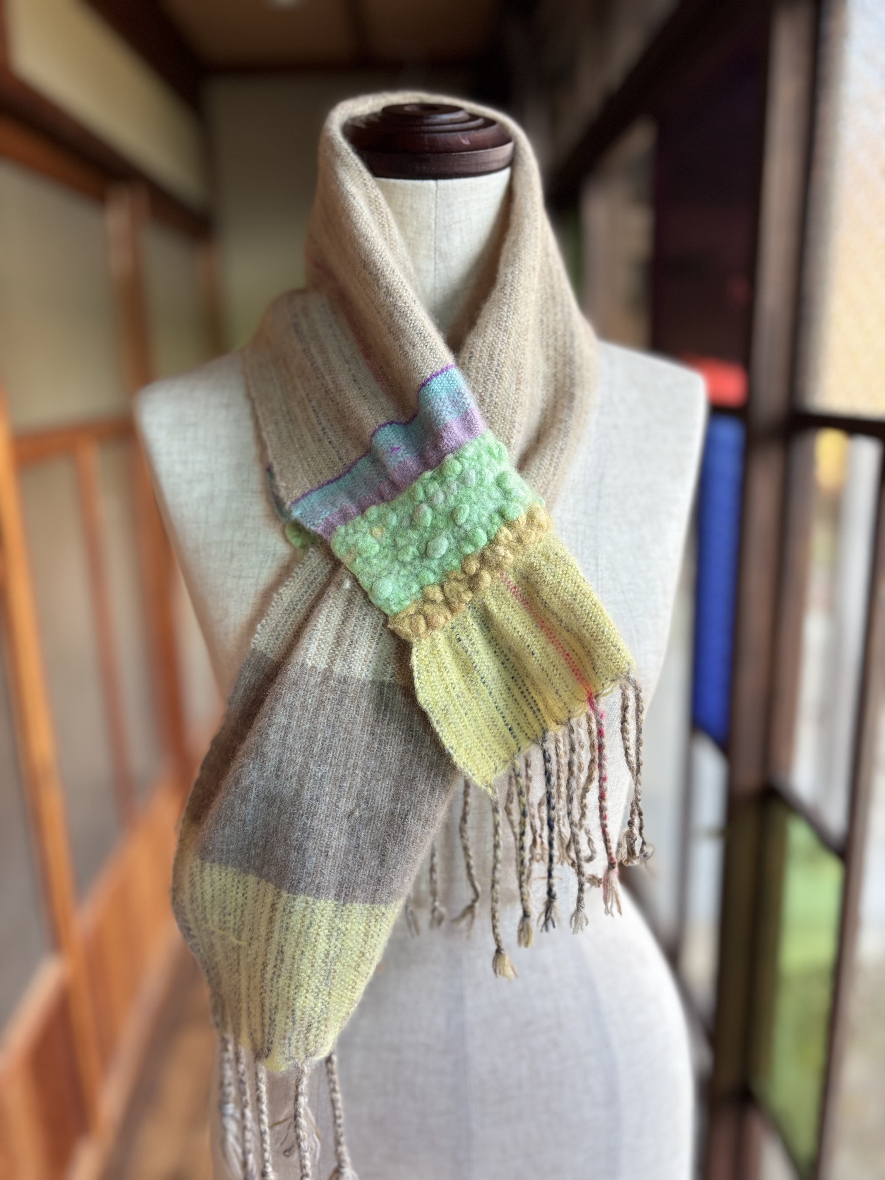 【手織り】やさしいベージュの穴付きカシミヤショートマフラー【送料無料】