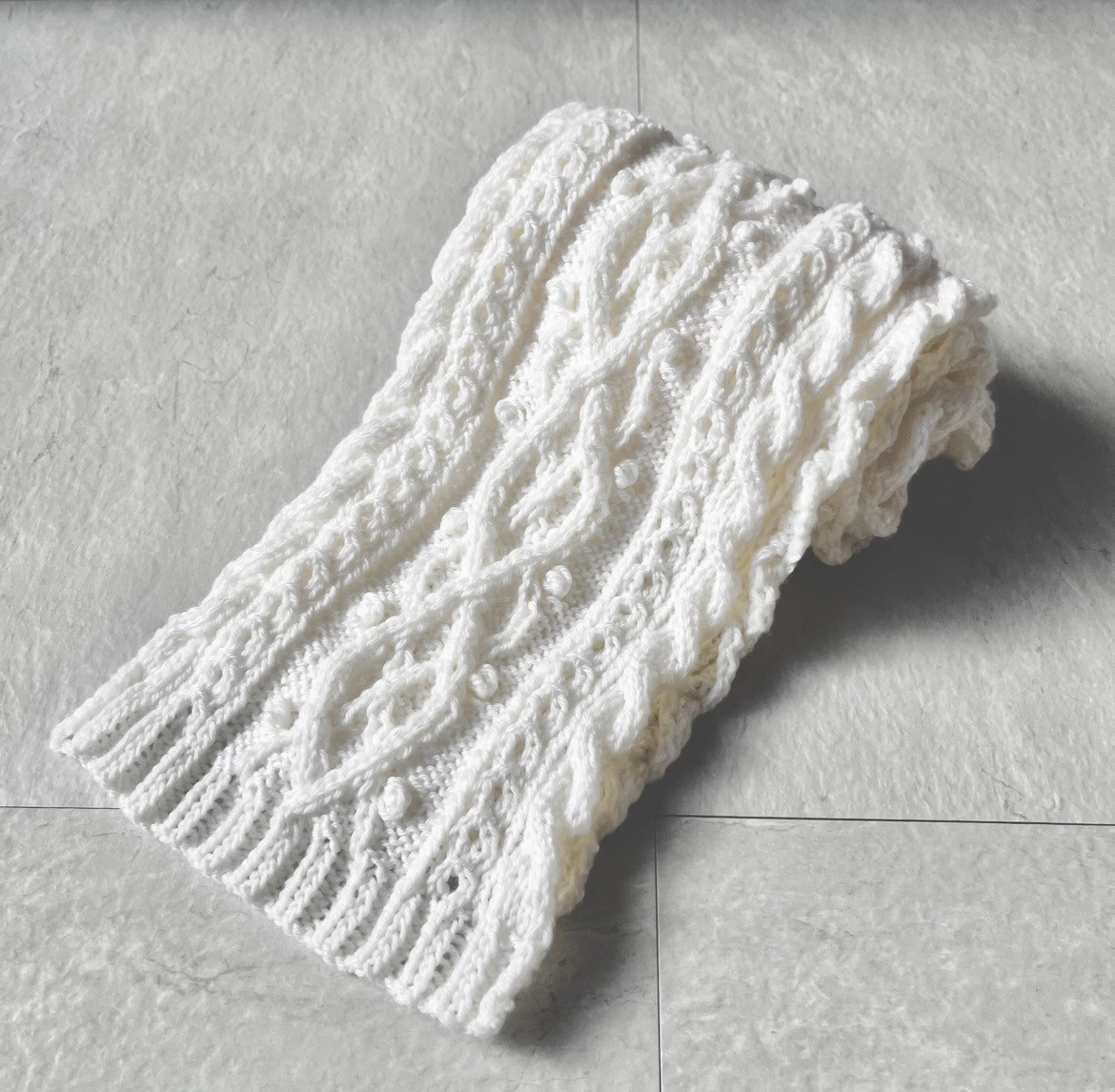 軽くて暖かい 手編みのアラン模様のマフラー