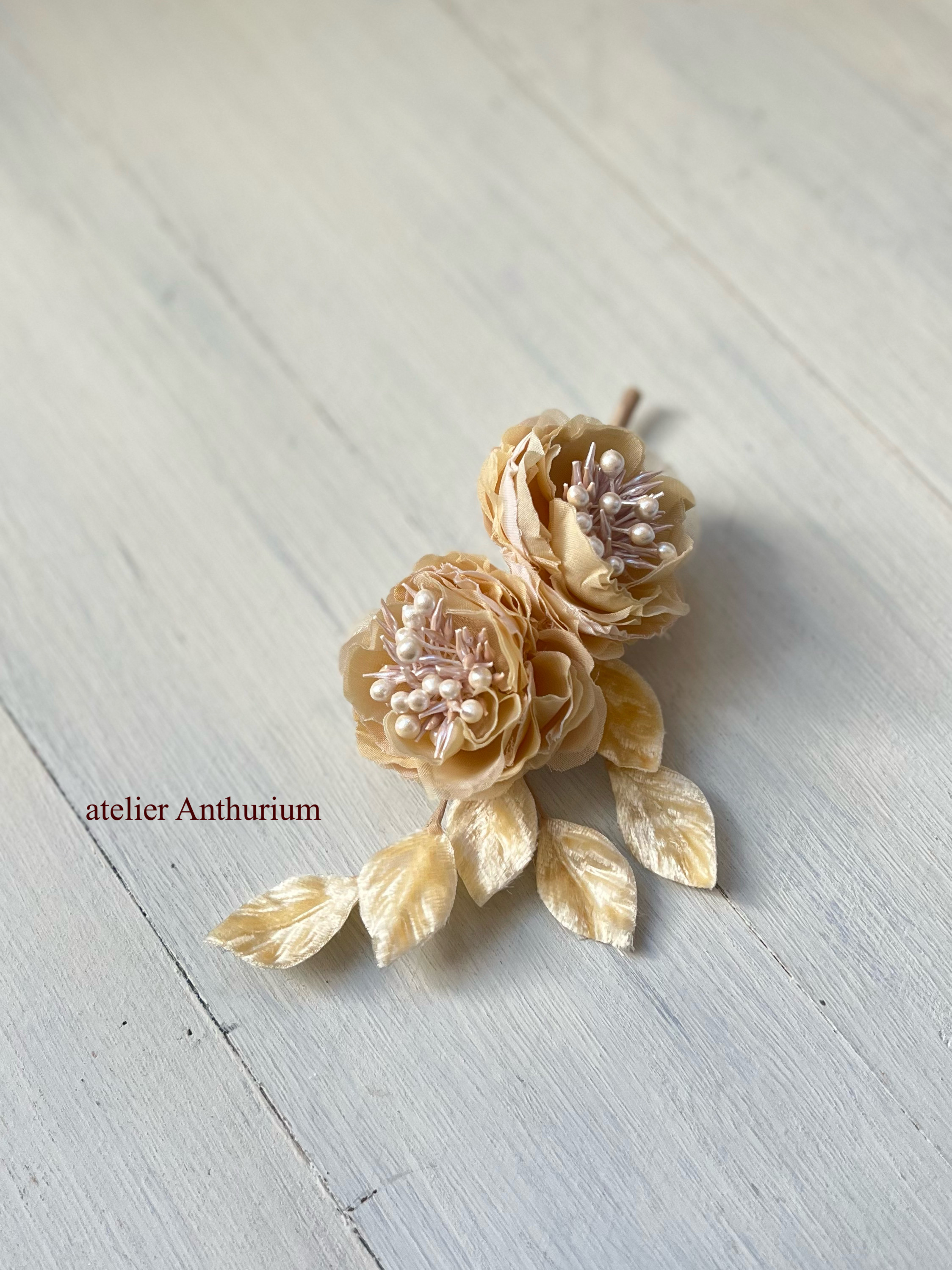 シャンパンカラーのコサージュ