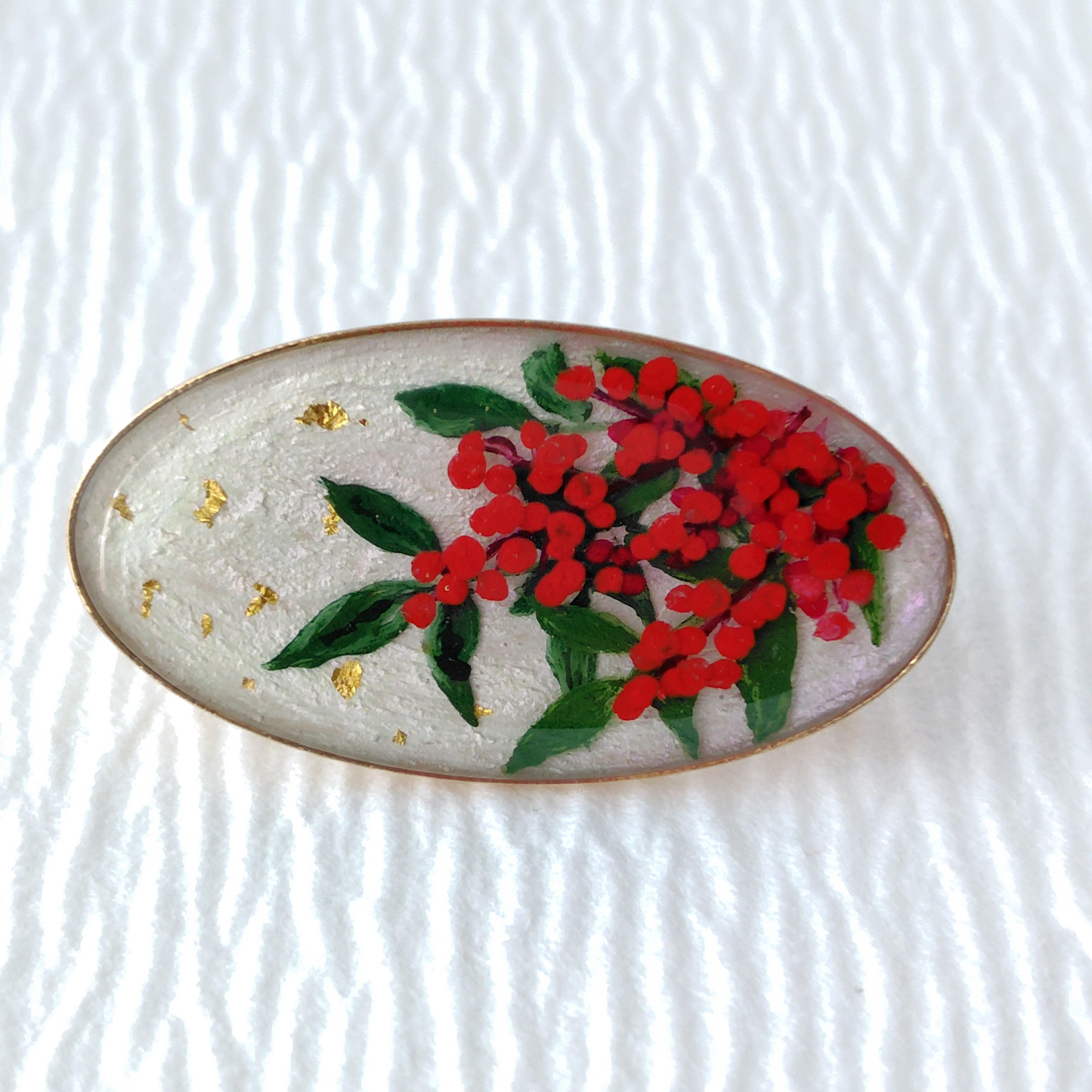 福を呼ぶ南天＊手描きレジンの帯留め