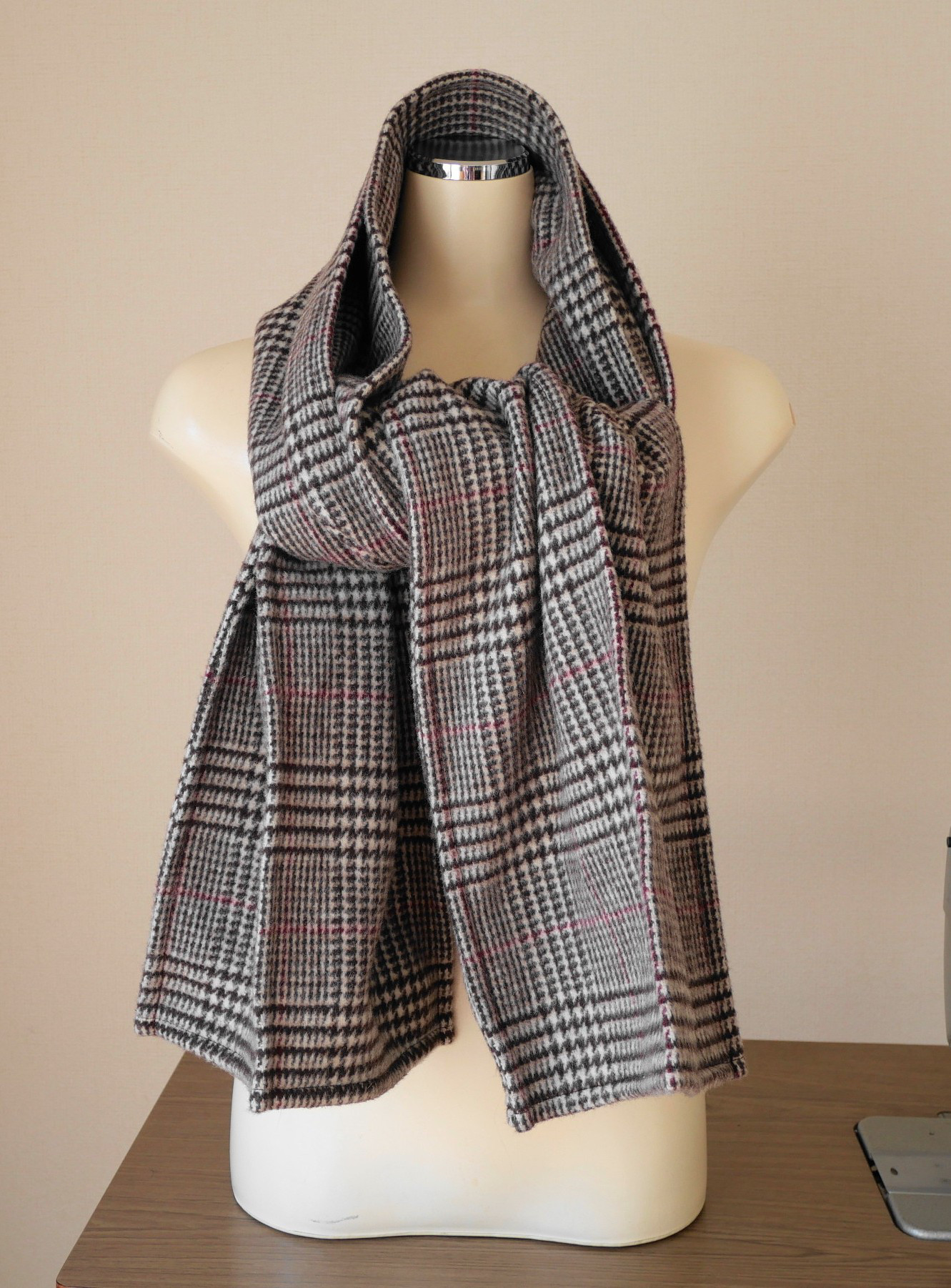 都会の冬を彩る『エアリーグレンチェックマフラー』フワフワのウール素材、大きなマフラーで暖かい　他にない新構造です