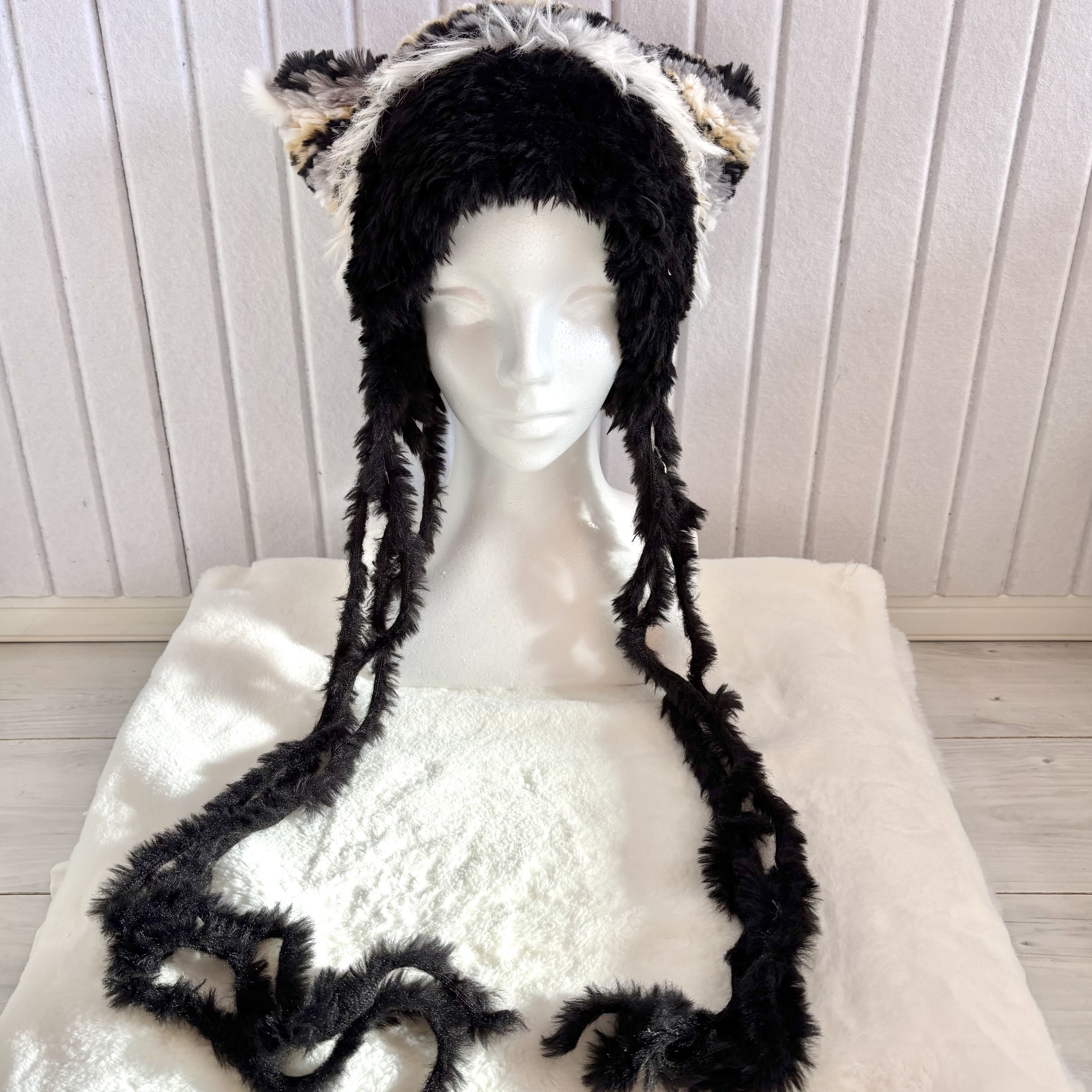 キャットヤーンで編んだふわとろ猫耳ニット帽〈ミケブラック〉