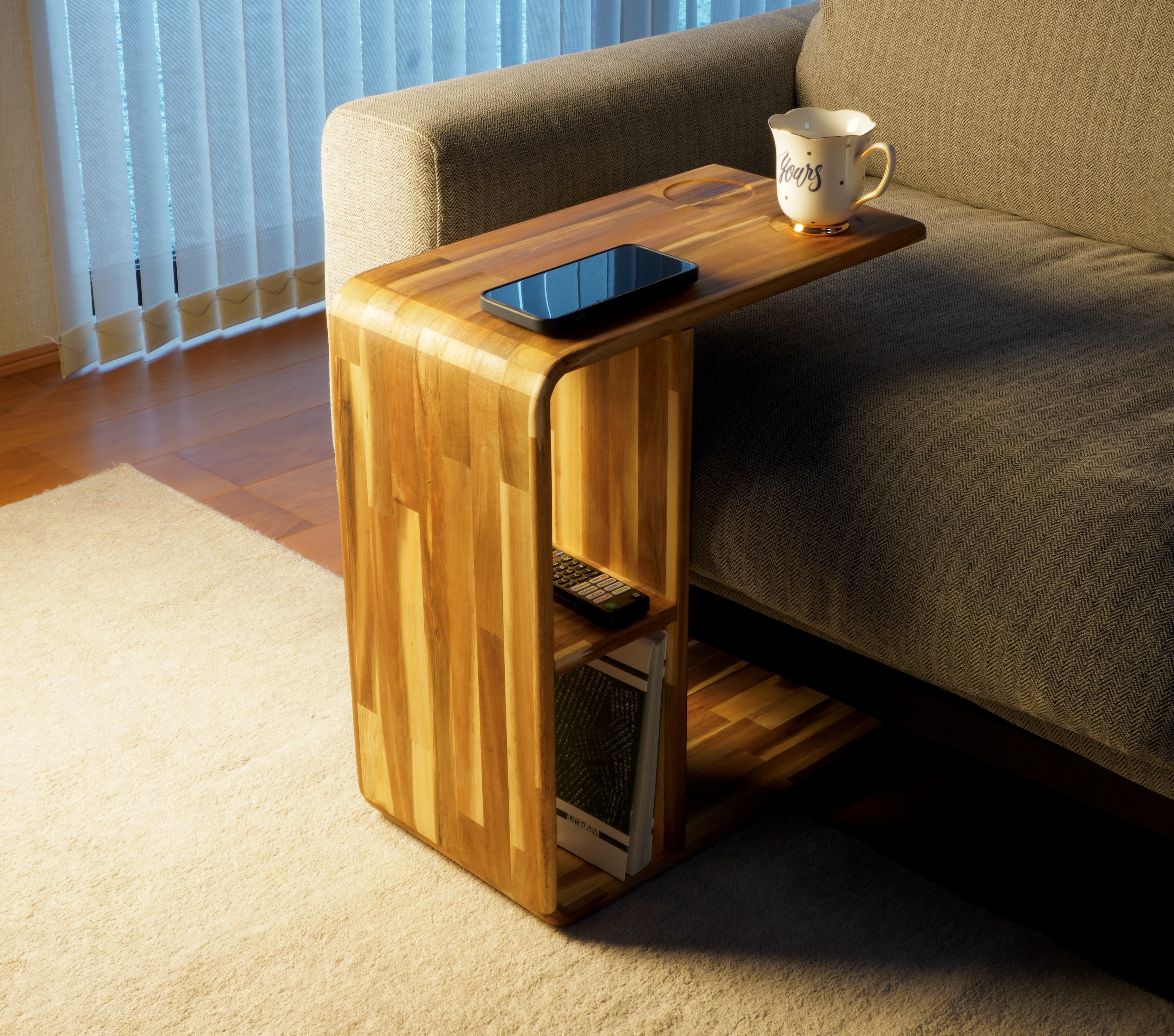 仕切り板を付きアカシア独特の色合いや木目が美しいサイドテーブル、コーヒーテーブル