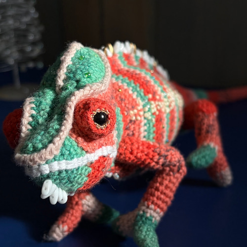 エボシカメレオン 編みぐるみ ビーズ装飾 一点もの カメレオン　ぬいぐるみ カメレオン あみぐるみ エボシカメレオン 編みぐるみ ハンドメイド