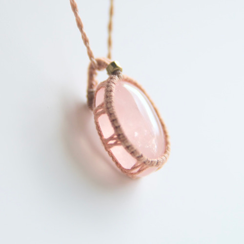ローズクオーツ＊淡いさくら色】天然石のマクラメネックレス