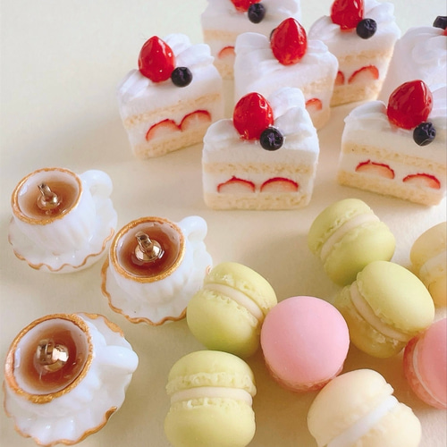 リッチなショートケーキとマカロンのピアス/イヤリング変更可/いちご