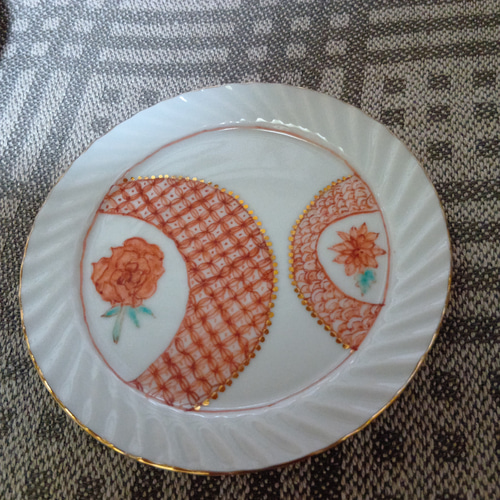 九谷焼赤絵細描の小皿です 薔薇や小花と赤絵文様を描きました スイーツ