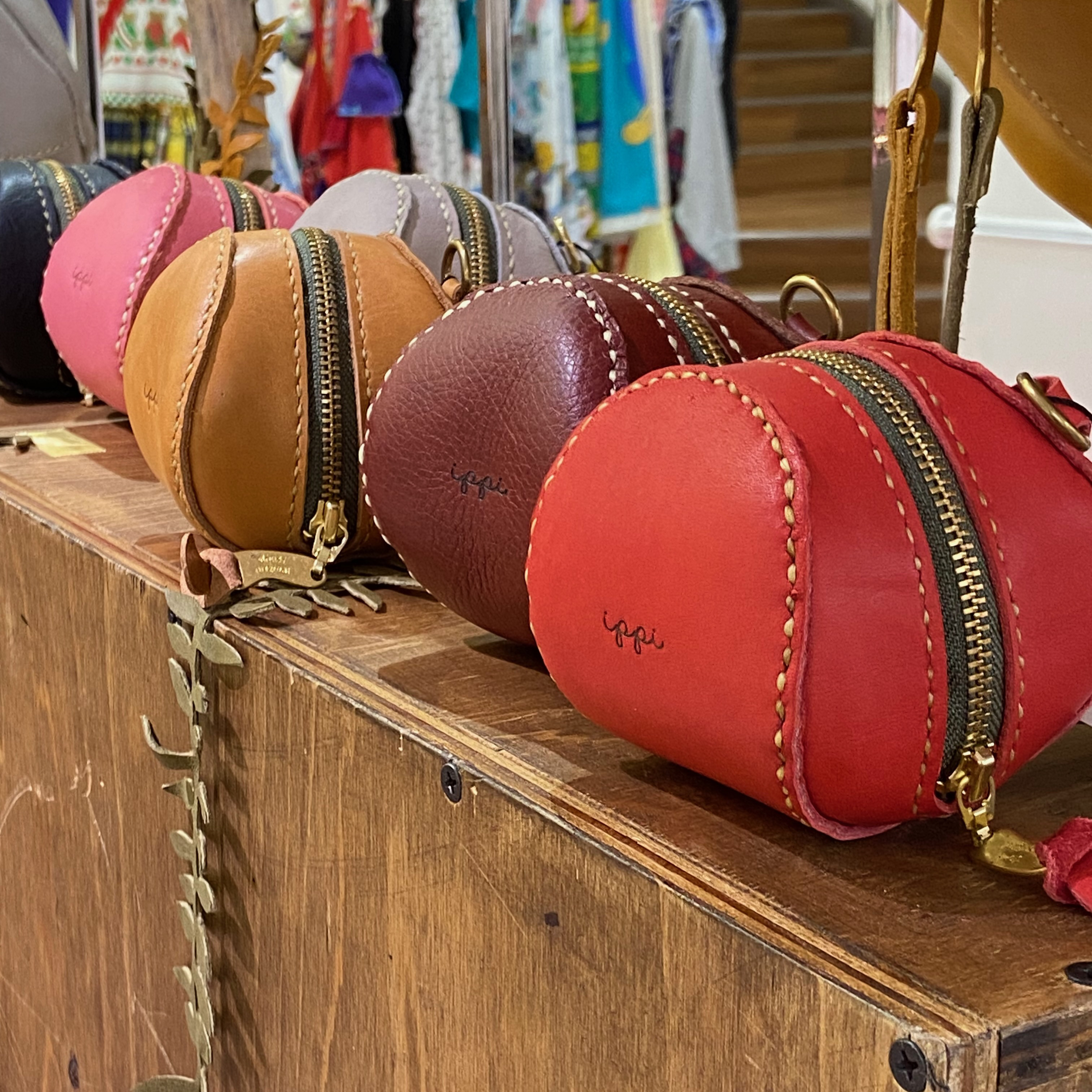 ippi「Temari」コロンとした本革小物入れ