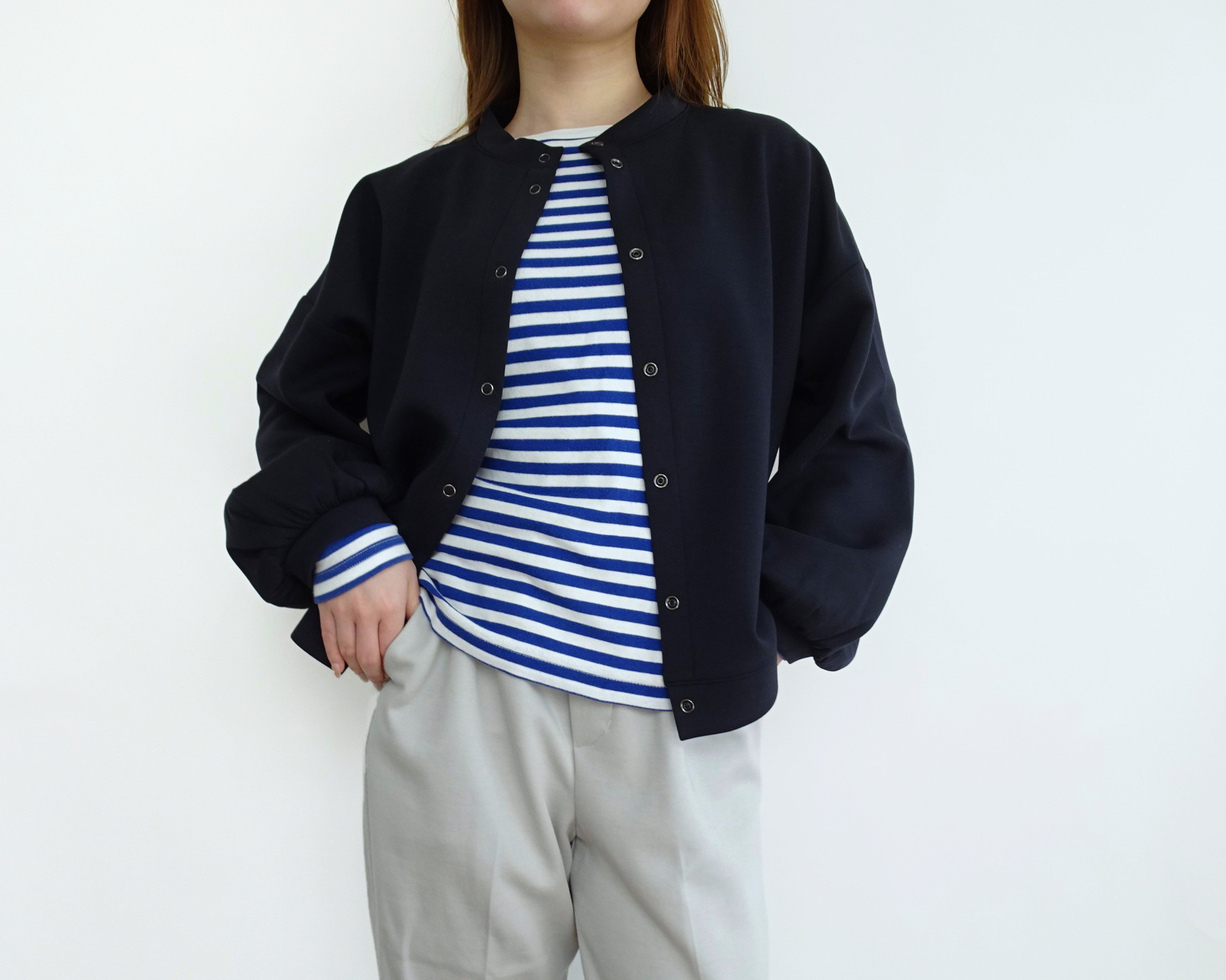 【一枚着から羽織まで】とろモチ素材のパフスリーブカーディガン〈ネイビー〉