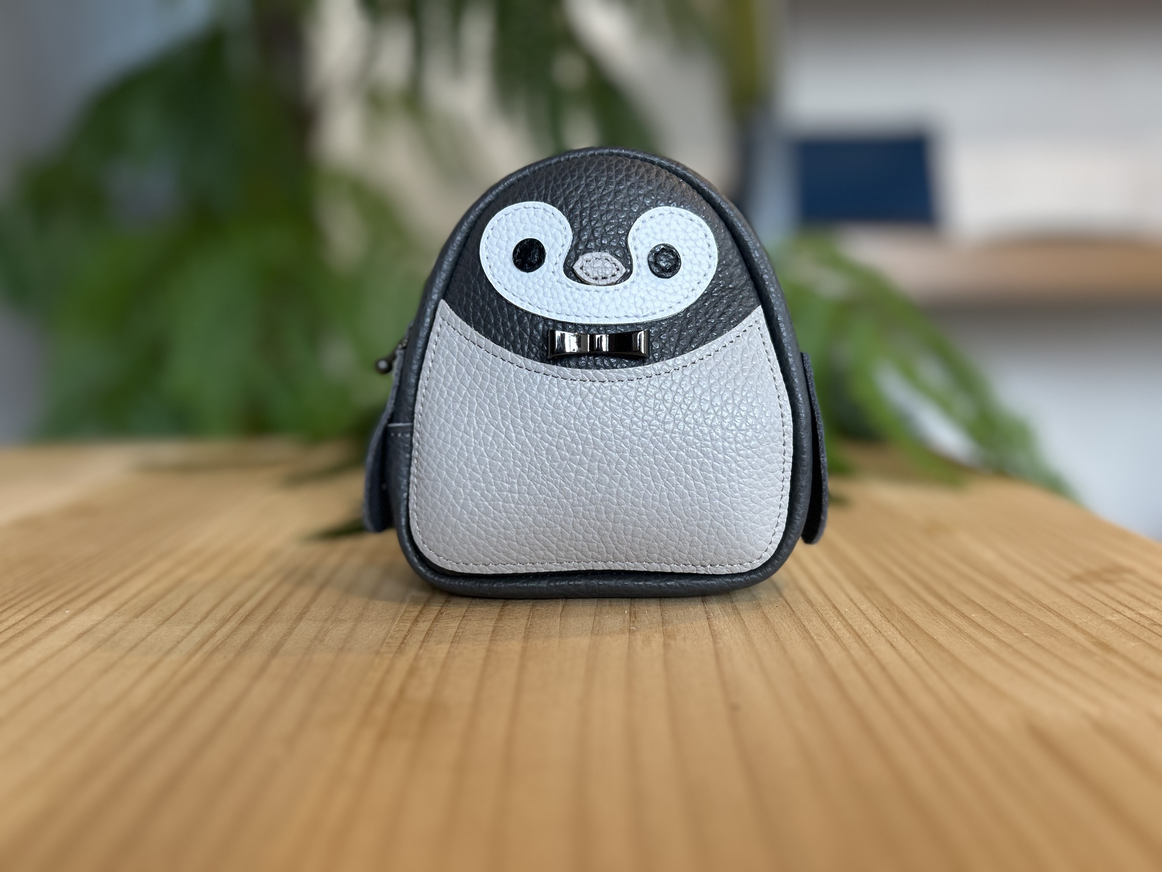 リボンペンギンポーチ小　本革使用　レザーポーチ　立体ペンギン　自立ポーチ