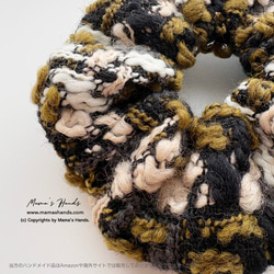 ⭐️已售出6件！ {手工鉤編}溫暖多彩的鉤編髮飾，綠色、黃色和白色可選。羊毛材質，蓬鬆柔軟，包括髮圈和髮繩。 第3張的照片