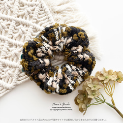 ⭐️已售出6件！ {手工鉤編}溫暖多彩的鉤編髮飾，綠色、黃色和白色可選。羊毛材質，蓬鬆柔軟，包括髮圈和髮繩。 第4張的照片