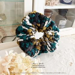 ⭐️已售出6件！ {手工鉤編}溫暖多彩的鉤編髮飾，綠色、黃色和白色可選。羊毛材質，蓬鬆柔軟，包括髮圈和髮繩。 第1張的照片