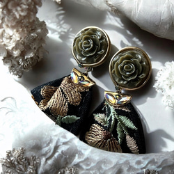 2way/くすみグリーンの薔薇×インド刺繍リボン×スワロのアンティークな薫り漂うニュアンスカラー薔薇ピアス・イヤリング 6枚目の画像