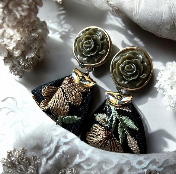 2way/くすみグリーンの薔薇×インド刺繍リボン×スワロのアンティークな薫り漂うニュアンスカラー薔薇ピアス・イヤリング 6枚目の画像