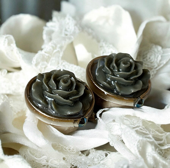 2way/くすみグリーンの薔薇×インド刺繍リボン×スワロのアンティークな薫り漂うニュアンスカラー薔薇ピアス・イヤリング 8枚目の画像