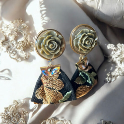 2way/くすみグリーンの薔薇×インド刺繍リボン×スワロのアンティークな薫り漂うニュアンスカラー薔薇ピアス・イヤリング 2枚目の画像