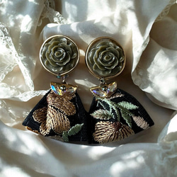 2way/くすみグリーンの薔薇×インド刺繍リボン×スワロのアンティークな薫り漂うニュアンスカラー薔薇ピアス・イヤリング 4枚目の画像