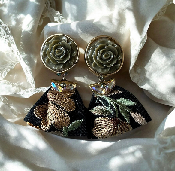 2way/くすみグリーンの薔薇×インド刺繍リボン×スワロのアンティークな薫り漂うニュアンスカラー薔薇ピアス・イヤリング 4枚目の画像