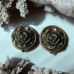 2way/くすみグリーンの薔薇×インド刺繍リボン×スワロのアンティークな薫り漂うニュアンスカラー薔薇ピアス・イヤリング 7枚目の画像