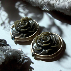 2way/くすみグリーンの薔薇×インド刺繍リボン×スワロのアンティークな薫り漂うニュアンスカラー薔薇ピアス・イヤリング 9枚目の画像