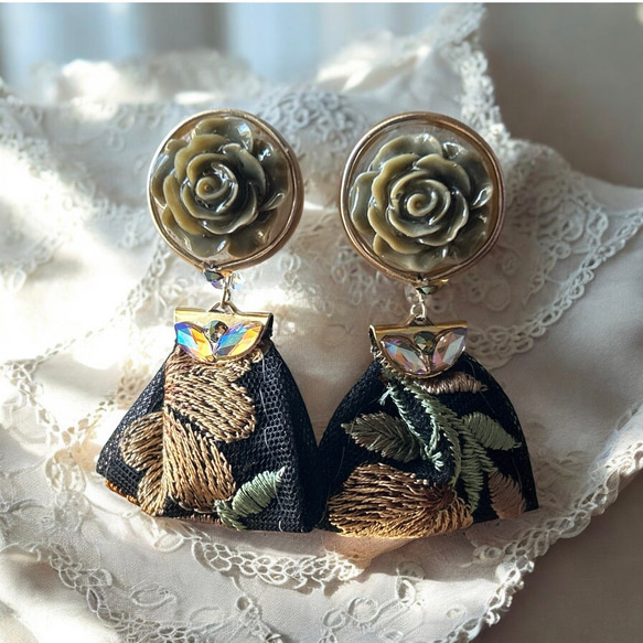 2way/くすみグリーンの薔薇×インド刺繍リボン×スワロのアンティークな薫り漂うニュアンスカラー薔薇ピアス・イヤリング 3枚目の画像