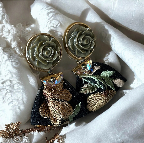 2way/くすみグリーンの薔薇×インド刺繍リボン×スワロのアンティークな薫り漂うニュアンスカラー薔薇ピアス・イヤリング 5枚目の画像