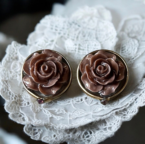 2way/くすみブラウンの薔薇×インド刺繍リボン×スワロのアンティークな薫り漂うニュアンスカラー薔薇ピアス・イヤリング 7枚目の画像