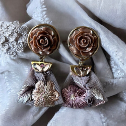 2way/くすみブラウンの薔薇×インド刺繍リボン×スワロのアンティークな薫り漂うニュアンスカラー薔薇ピアス・イヤリング 4枚目の画像
