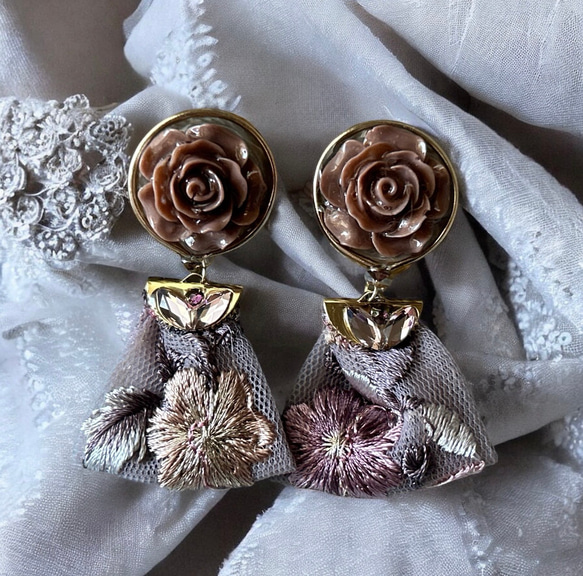 2way/くすみブラウンの薔薇×インド刺繍リボン×スワロのアンティークな薫り漂うニュアンスカラー薔薇ピアス・イヤリング 4枚目の画像