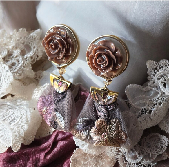 2way/くすみブラウンの薔薇×インド刺繍リボン×スワロのアンティークな薫り漂うニュアンスカラー薔薇ピアス・イヤリング 2枚目の画像