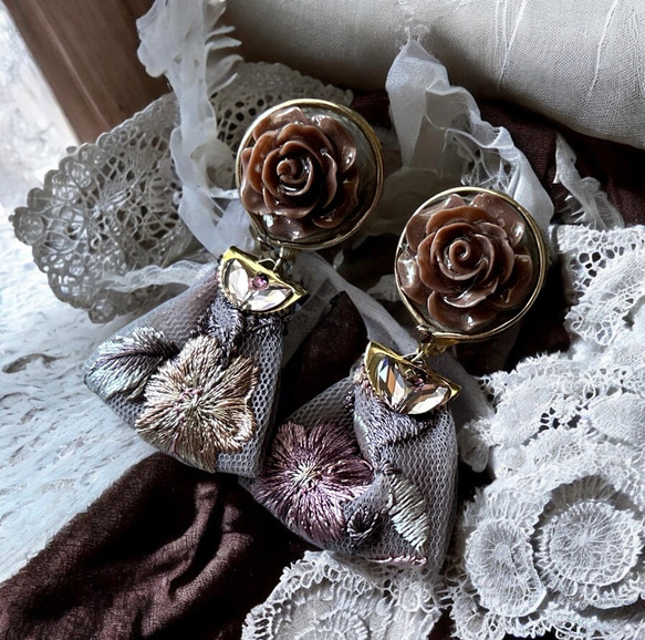 2way/くすみブラウンの薔薇×インド刺繍リボン×スワロのアンティークな薫り漂うニュアンスカラー薔薇ピアス・イヤリング 6枚目の画像