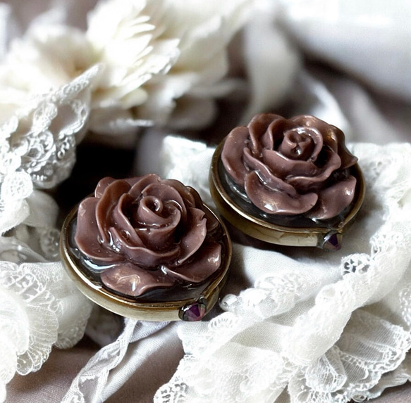 2way/くすみブラウンの薔薇×インド刺繍リボン×スワロのアンティークな薫り漂うニュアンスカラー薔薇ピアス・イヤリング 8枚目の画像