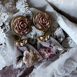 2way/くすみブラウンの薔薇×インド刺繍リボン×スワロのアンティークな薫り漂うニュアンスカラー薔薇ピアス・イヤリング 5枚目の画像