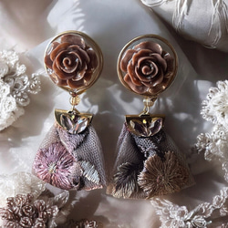2way/くすみブラウンの薔薇×インド刺繍リボン×スワロのアンティークな薫り漂うニュアンスカラー薔薇ピアス・イヤリング 1枚目の画像