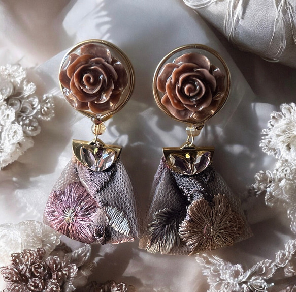 2way/くすみブラウンの薔薇×インド刺繍リボン×スワロのアンティークな薫り漂うニュアンスカラー薔薇ピアス・イヤリング 1枚目の画像