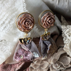 2way/くすみブラウンの薔薇×インド刺繍リボン×スワロのアンティークな薫り漂うニュアンスカラー薔薇ピアス・イヤリング 3枚目の画像