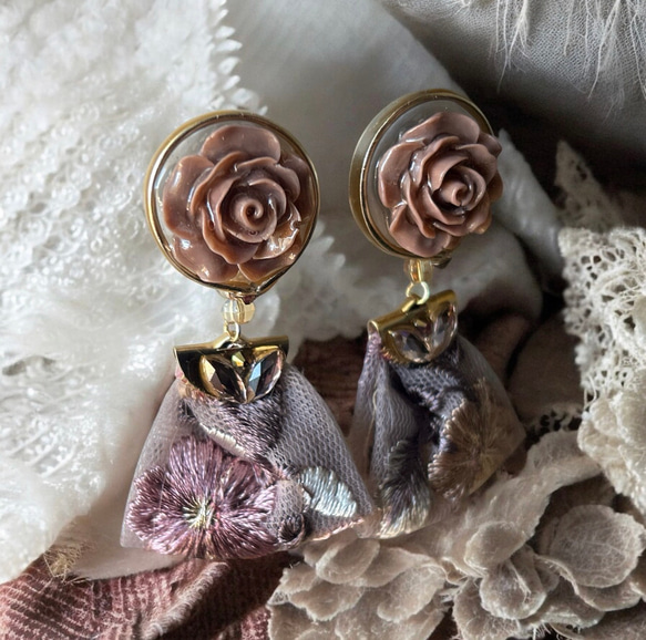 2way/くすみブラウンの薔薇×インド刺繍リボン×スワロのアンティークな薫り漂うニュアンスカラー薔薇ピアス・イヤリング 3枚目の画像