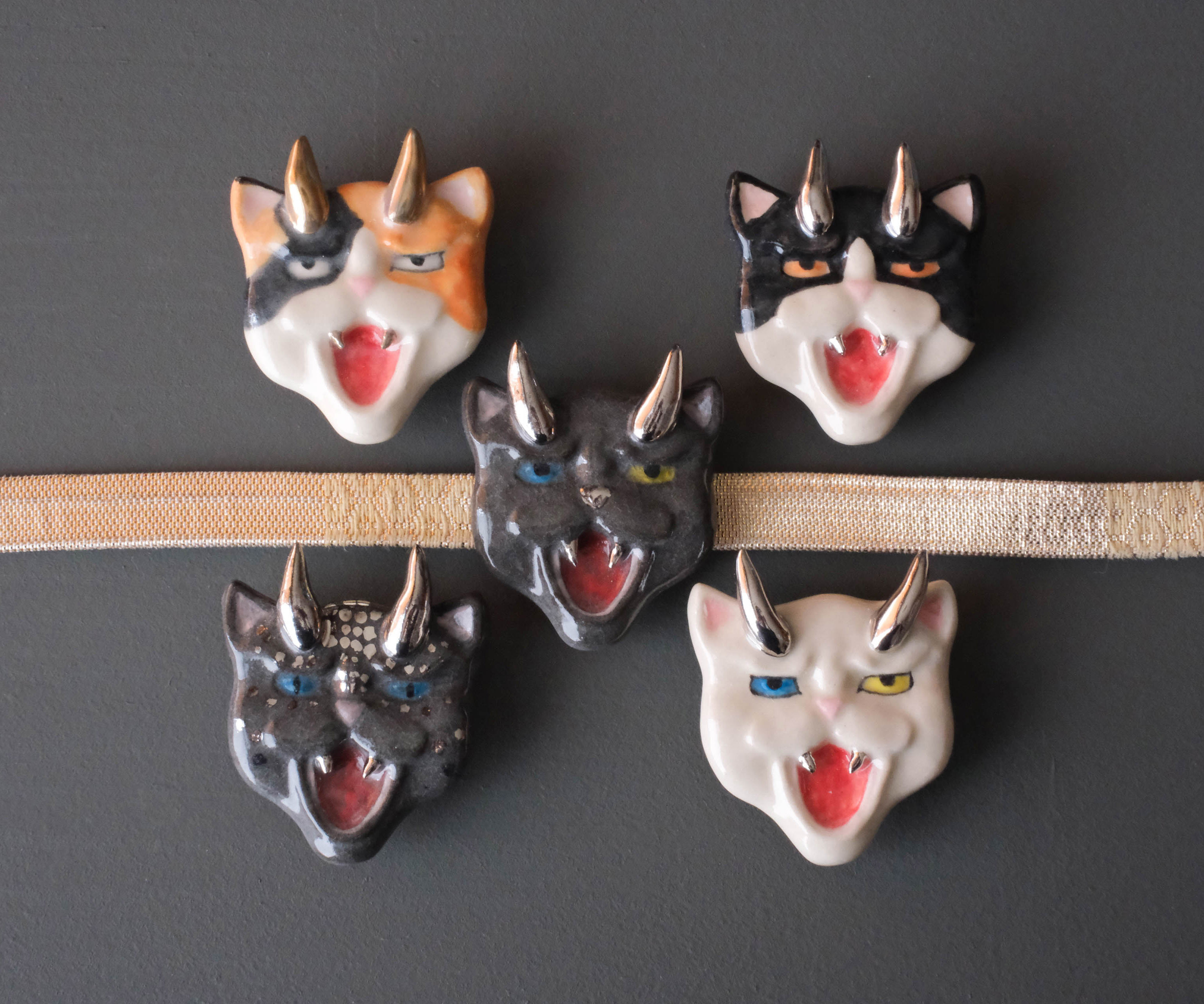 はんにゃ～猫の帯留め(三毛猫)