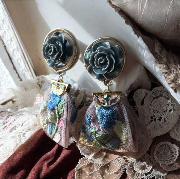 2way/くすみグレーブルーの薔薇×インド刺繍リボン×スワロのアンティークな薫り漂うニュアンス薔薇ピアス・イヤリング 3枚目の画像
