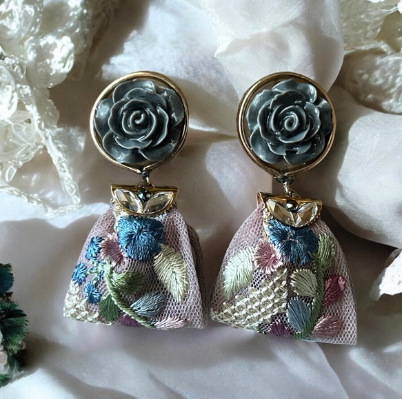 2way/くすみグレーブルーの薔薇×インド刺繍リボン×スワロのアンティークな薫り漂うニュアンス薔薇ピアス・イヤリング 4枚目の画像